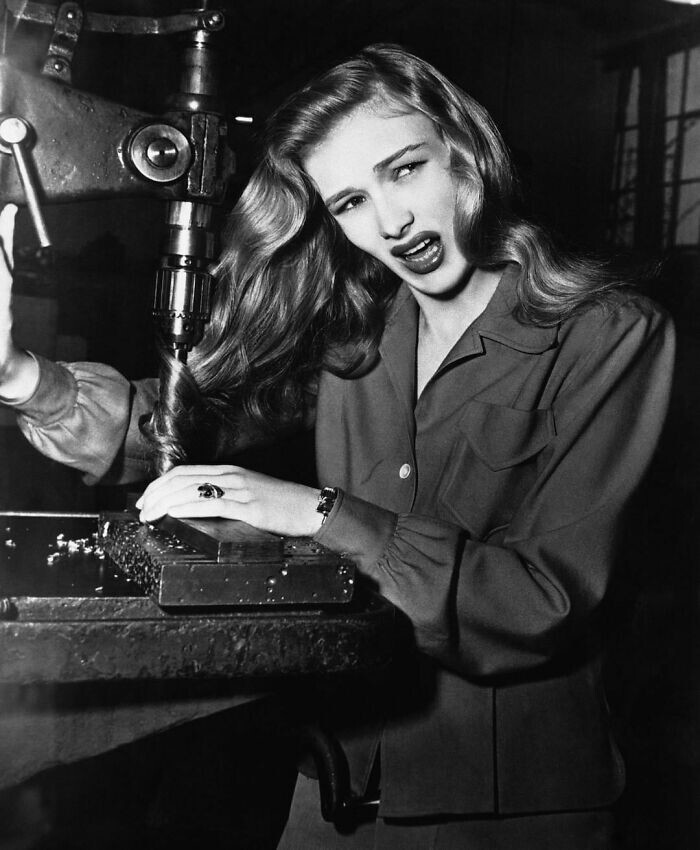31. Голливудская актриса Вероника Лейк демонстрирует, что может произойти с работающими на фабриках женщинами, которые ходят с распущенными волосами, ноябрь 1943 год