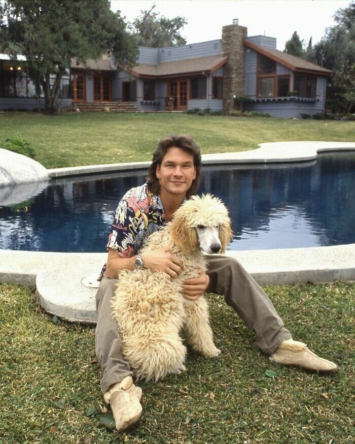 26. Патрик Суэйзи позирует со своей любимой собакой, 1980-е