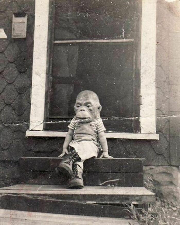 33. Ребенок в маске, 1950-е