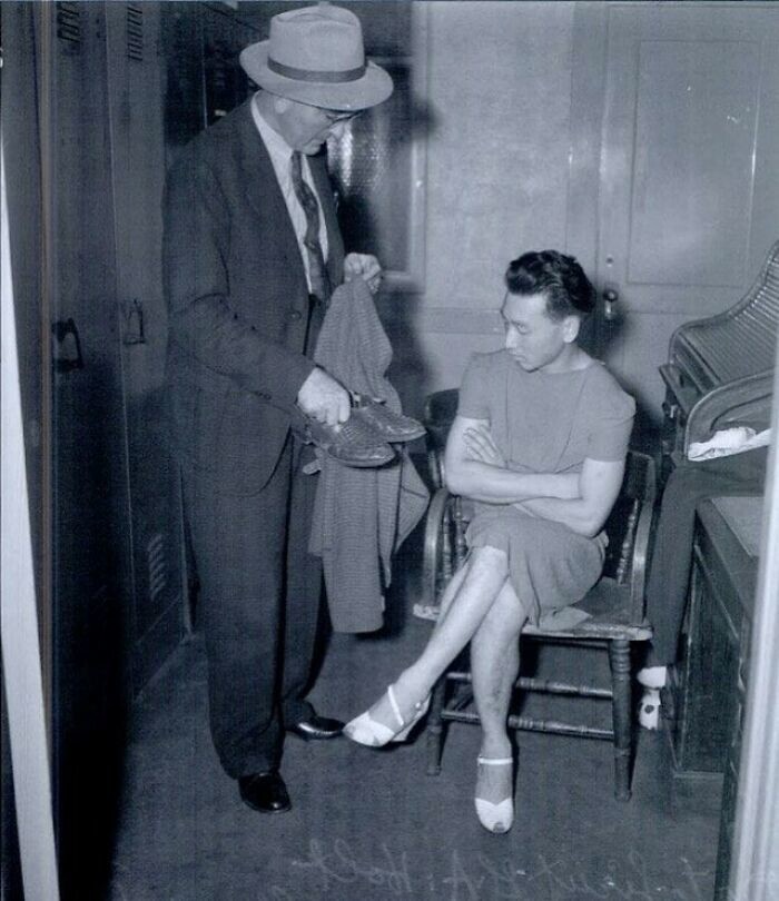 3. Натана Хана арестовали в 1940 году за ношение женской одежды. Мужчина отказался надеть мужской костюм, предоставленный ему детективом Холтом