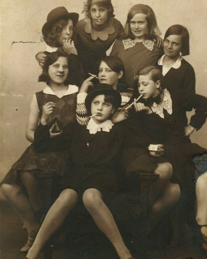 6. Компания девочек-подростков, Эстония, 1930 год