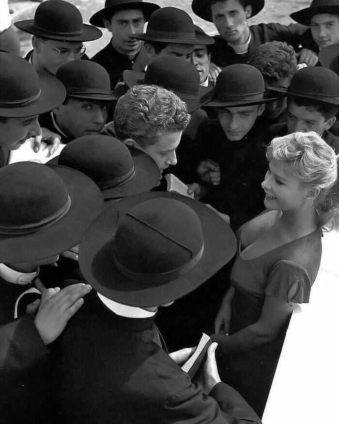 18. Итальянская актриса Мариза Аллазио в окружении молодых священников, 1957 год