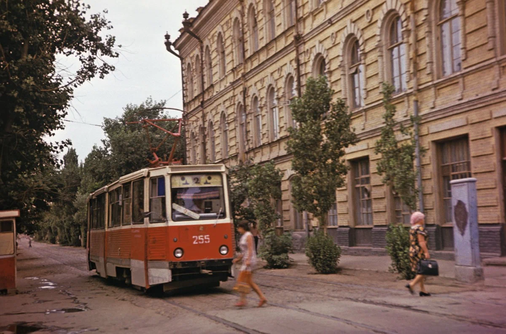 Астрахань. На снимке вагон модели 71-605 ориентировочно в 1985 году на улице Фиолетова.