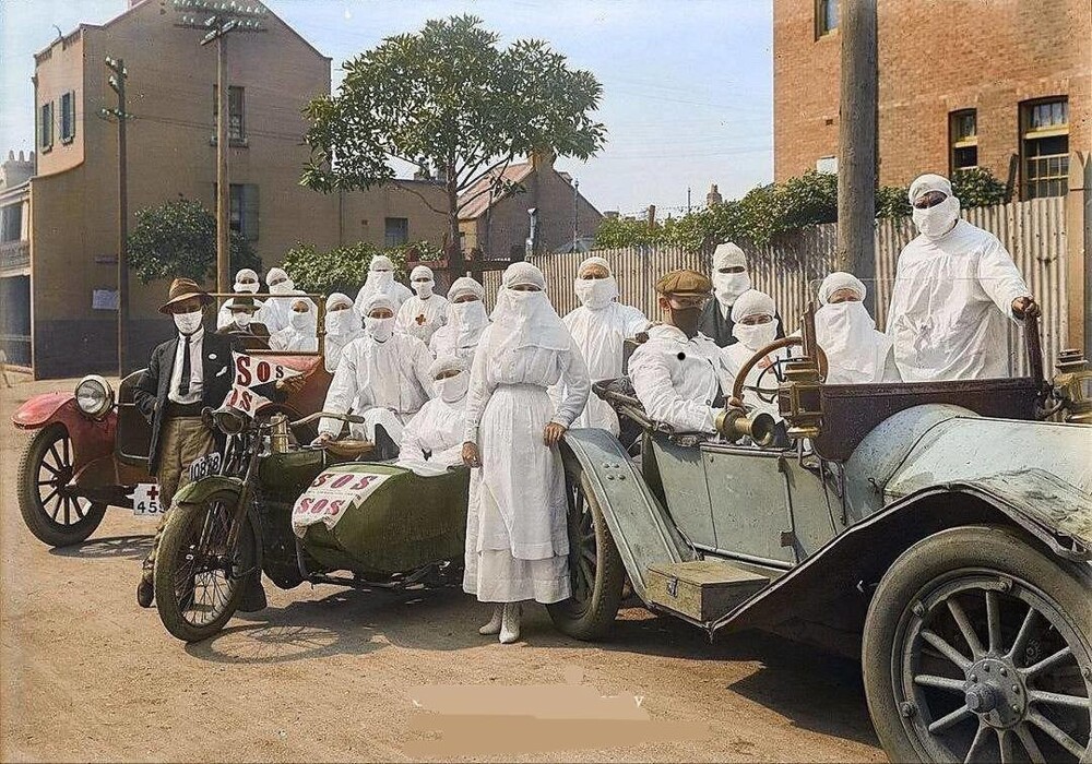 Медики в защитных масках во время испанки, 1919 год