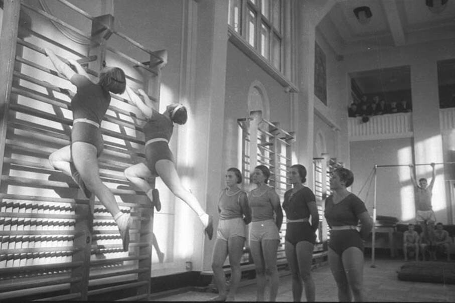 Клуб металлургов. Гимнастика (У шведской стенки) 1937 год