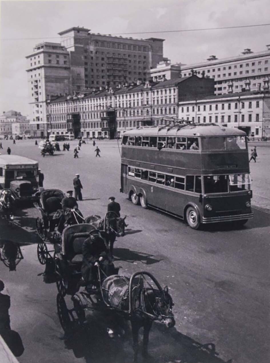 Московский транспорт на стыке эпох, 1939.  Фотограф Михаил Прехнер