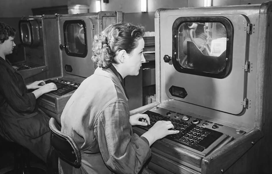 Работница главпочтамта за пультом управления машины для сортировки писем. Москва, 1958 год