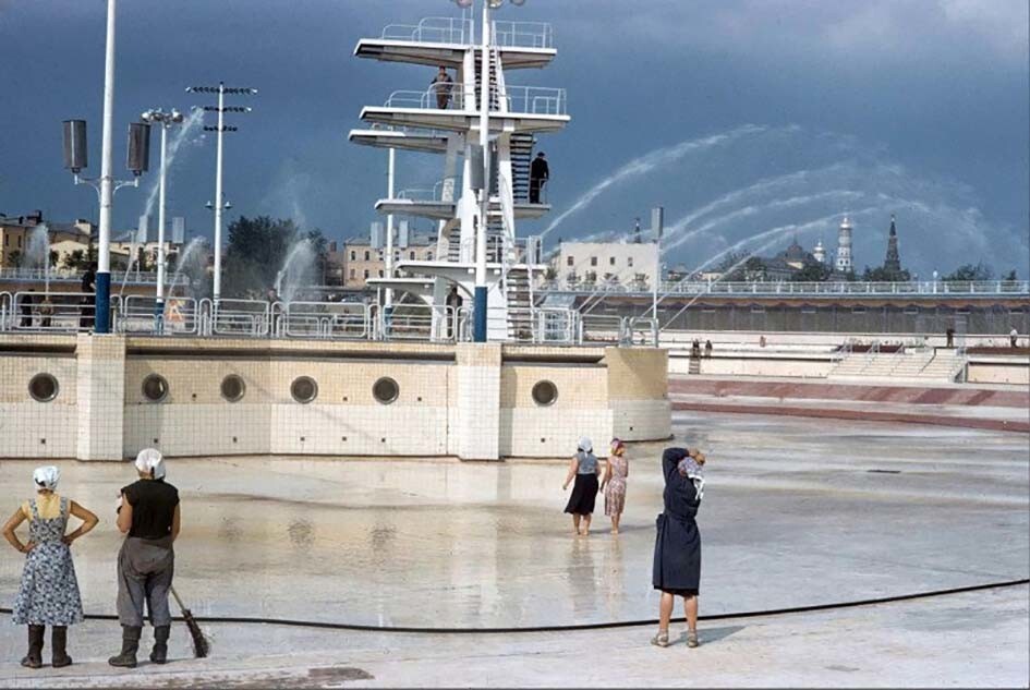 Бассейн "Москва" перед открытием, июль 1960 год