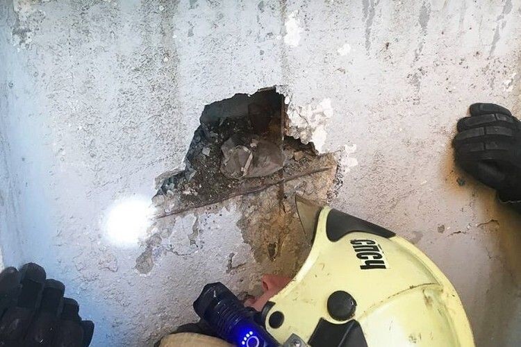 Жалобно скулил: сотрудники МЧС спасли щенка из бетонного плена