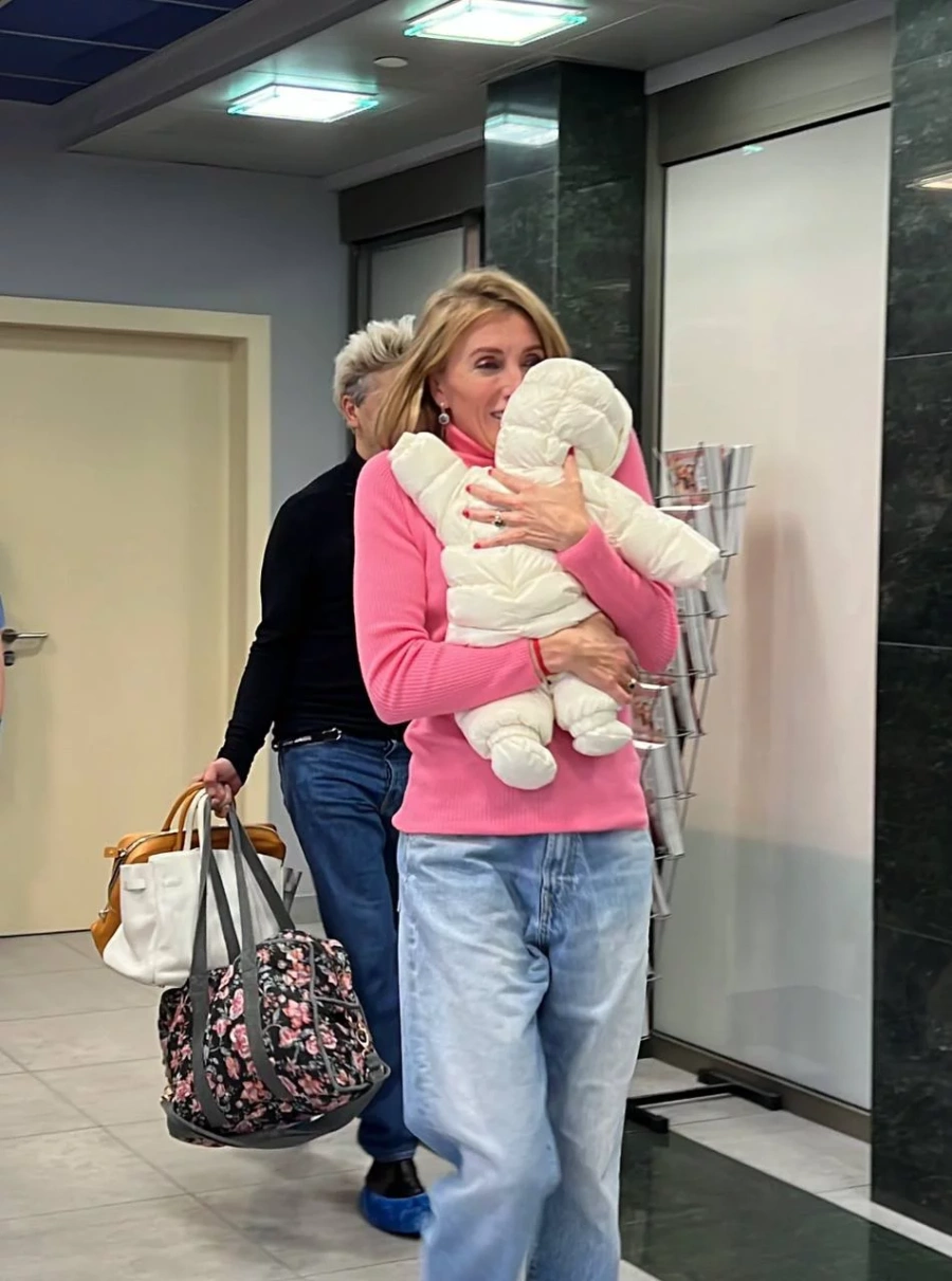 54-летняя телеведущая и экс-супруга режиссера Федора Бондарчука Светлана Бондарчук сообщила о том, что стала мамой