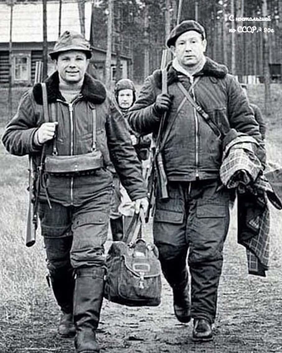 Космонавты Ю.А. Гагарин и А.А. Леонов на охоте.
