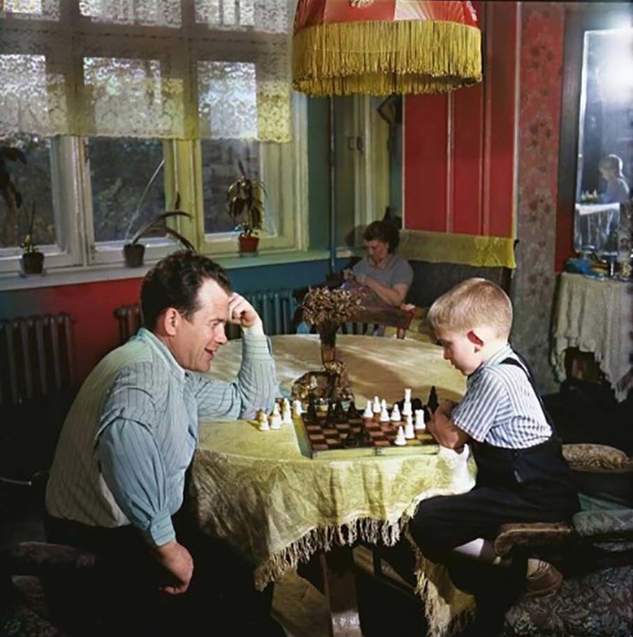 Отец и сын играют в шахматы, 1954 год