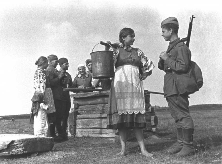 Девушка и солдат у колодца. БССР, 1944 год