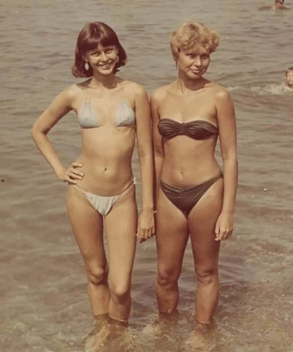 Двадцатиоднолетняя будущая актриса Ирина Бахтура (затем Ливанова, затем Безрукова) (слева) с подругой на пляже, 1986 год