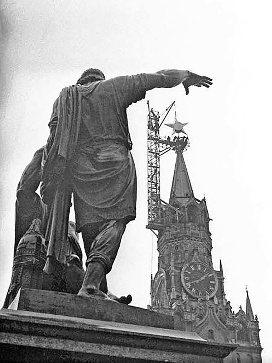 Монтаж звезды на Спасскую башню, 1935 год