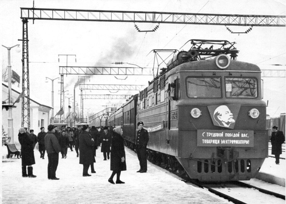 Приход первого электропоезда на станцию Тихоокеанскую, 1966 год