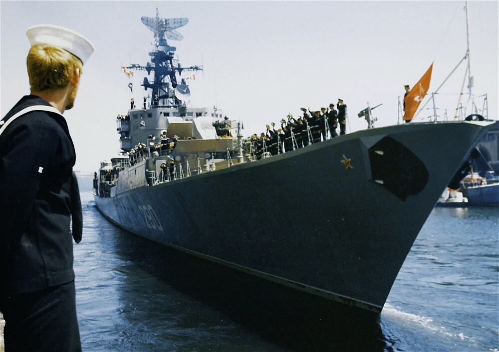 Моряк ВМС США наблюдает, как советский БПК "Бойкий" выходит из порта. Бостон, Массачусетс, май 1975 года