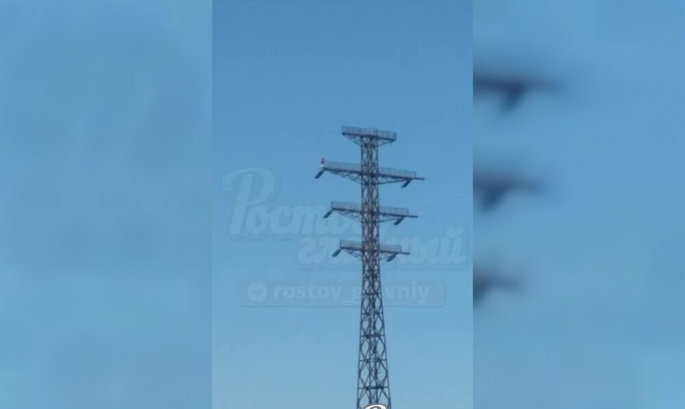 В Азове двое парней прыгнули с парашютом с вышки высоковольтных проводов