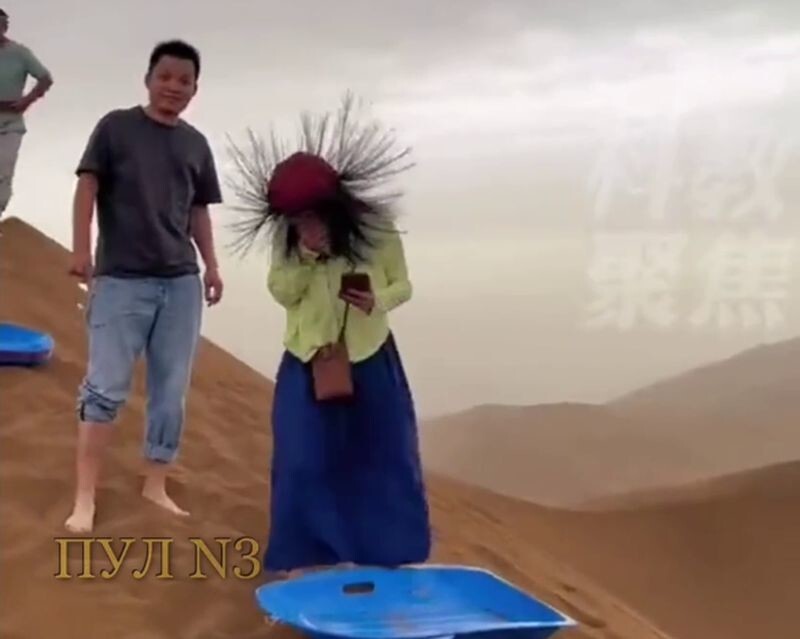 Группа туристов в пустыне Турфан, обнаружила, что их волосы встают дыбом
