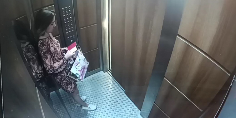 В Екатеринбурге упал лифт, внутри которого была девушка