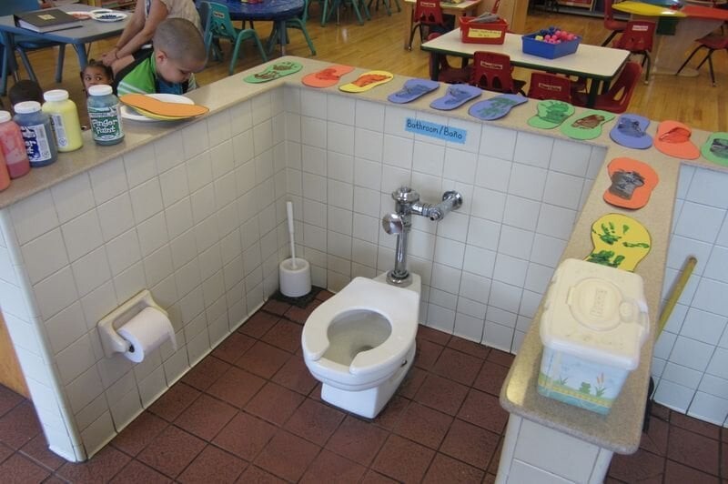 14. Туалет в центре комнаты в детском садике