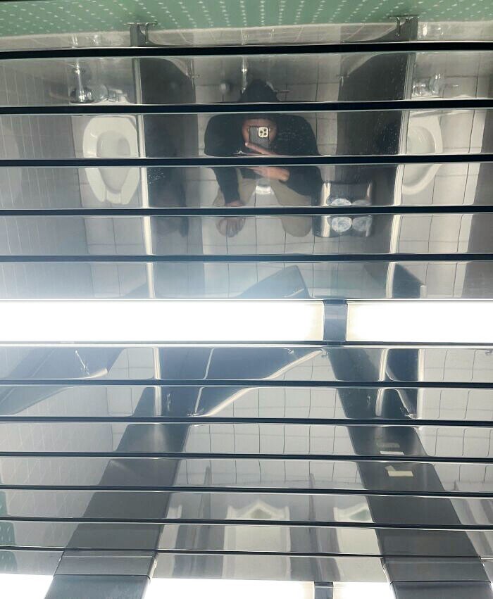 1. Зеркальный потолок в туалете на работе