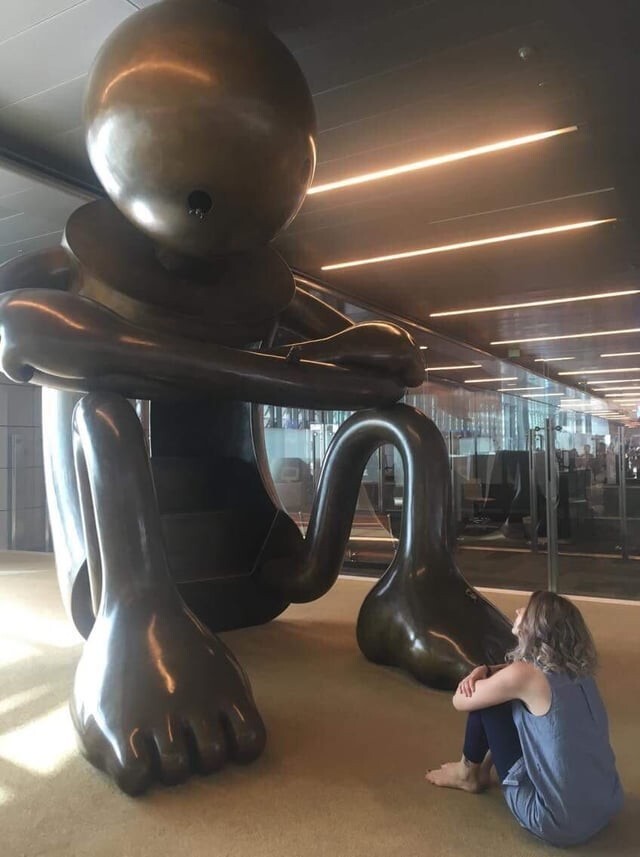 10. Выставка огромных скульптур в аэропорту Хамад (Доха, Катар)
