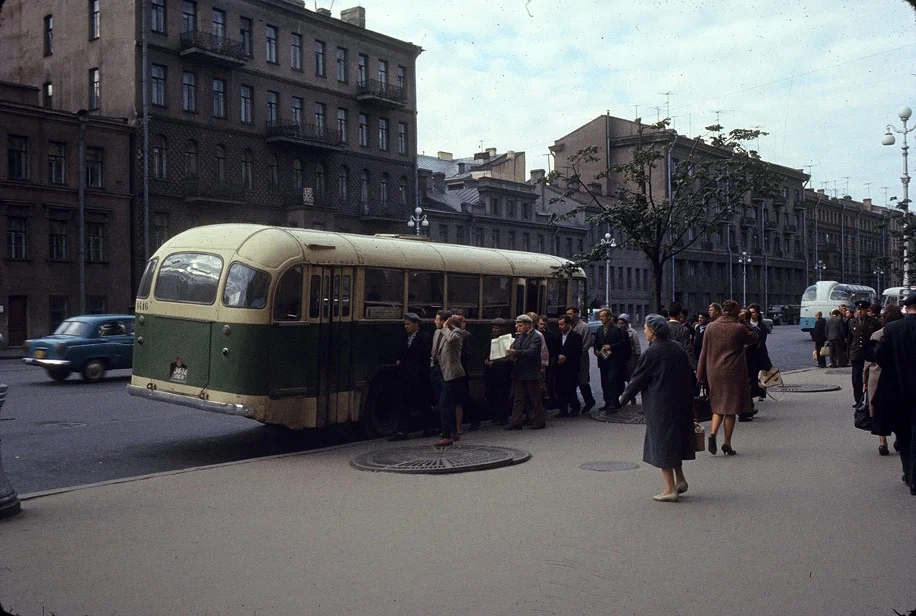 Ленинград, автобус подошел, 1965 год.