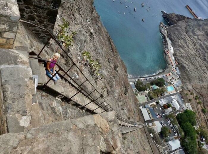26. Лестница Иакова на острове Святой Елены в Атлантическом океане. Одна из самых длинных лестниц в мире, её длина - 183 метра