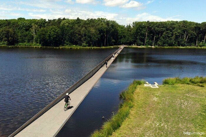 6. Велосипедная дорожка через озеро в Бокрейке, Бельгия