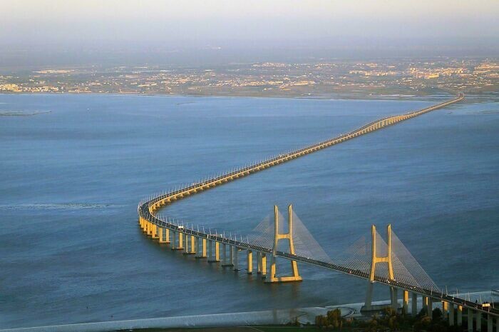 28. Мост Васко да Гама в Лиссабоне, Португалия
