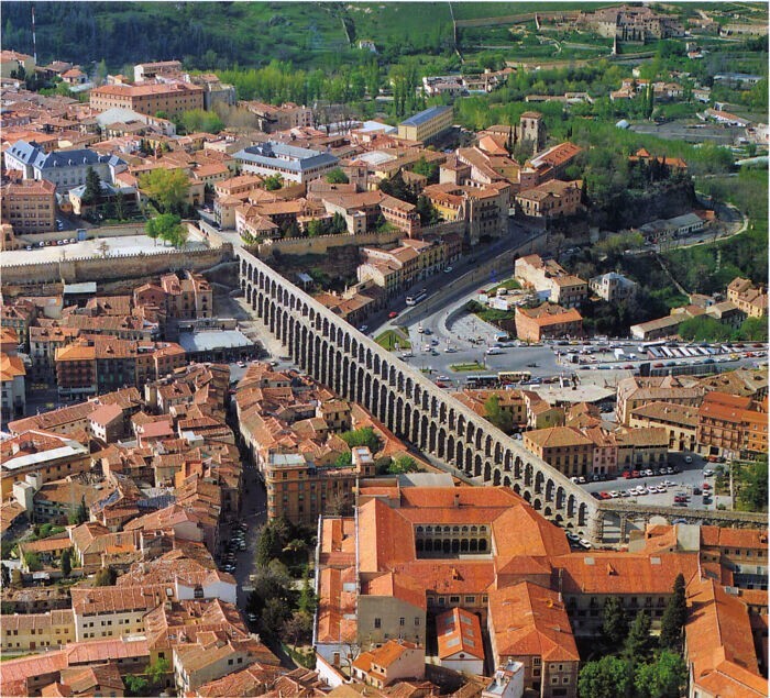 22. Древнеримский акведук в Сеговии, Испания. Построен около 50 г. н. э.