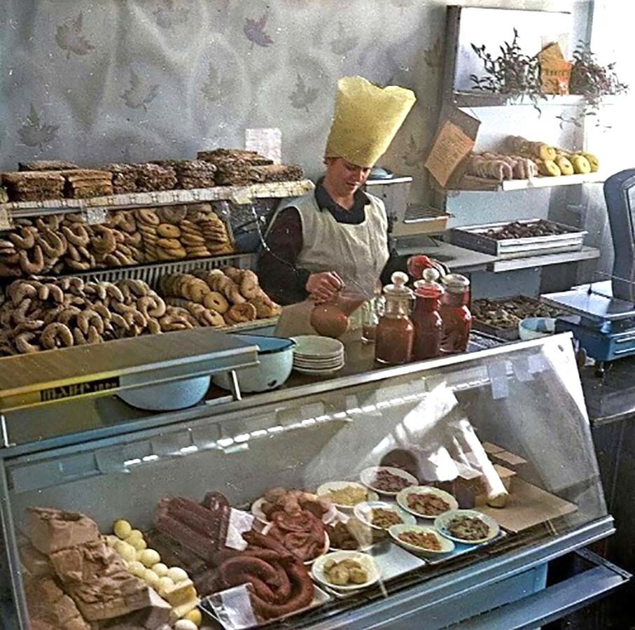 В кулинарии. Казахская ССР, Город Кустанай, 1986 год. Фото: Середенко В.