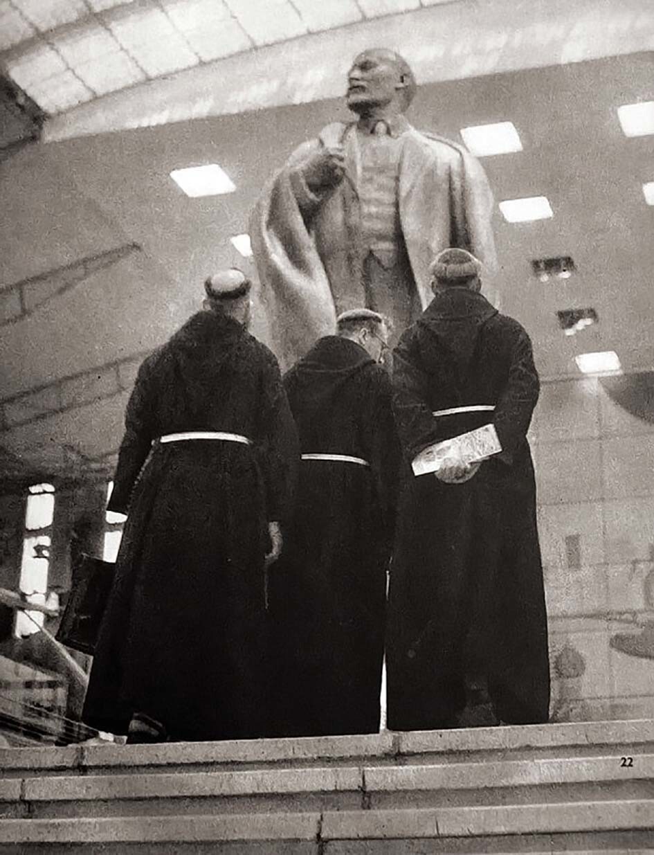 Католические монахи и статуя Ленина, Всемирная выставка 1958 года, Брюссель