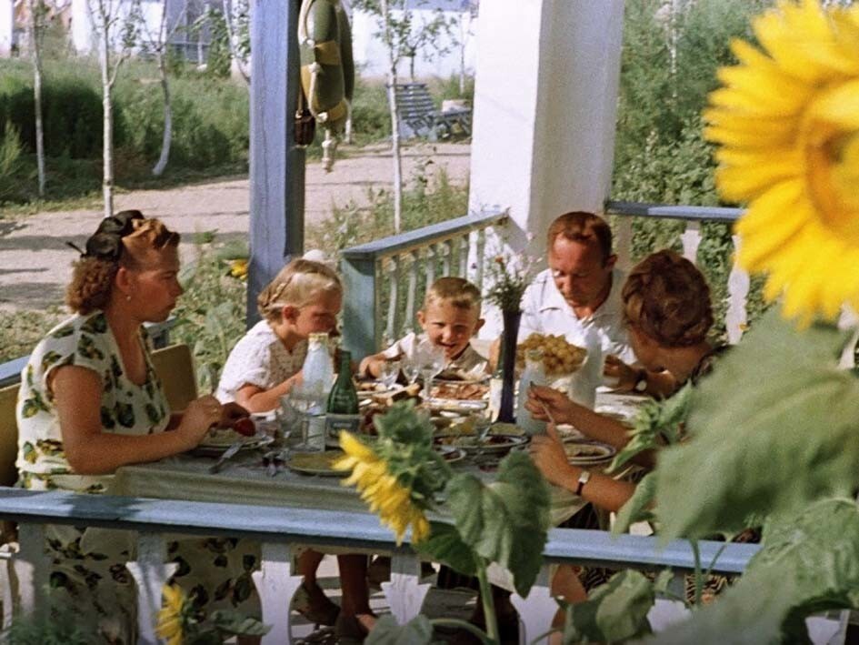 Семейный обед в летнем кафе. 1959 год