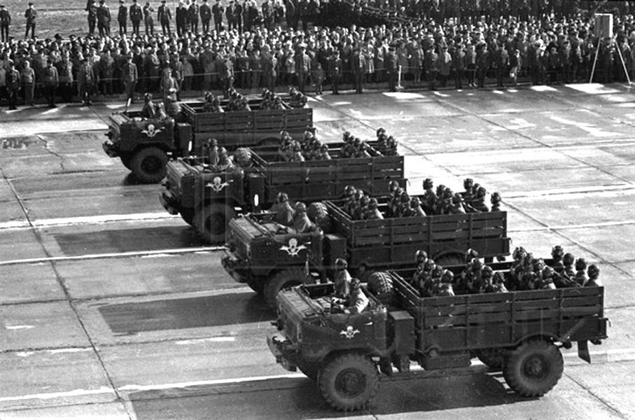 ГАЗ-66Б воздушно-десантных войск на параде в честь завершения учений «Днепр-1967»