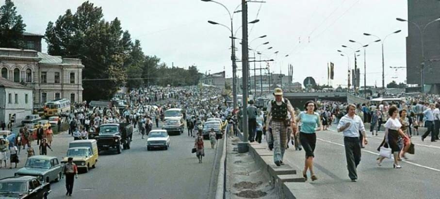 Люди провожают в последний путь Владимира Высоцкого. 28 июля 1980 года, Москва, Таганка. Фото Павел Сухарев.