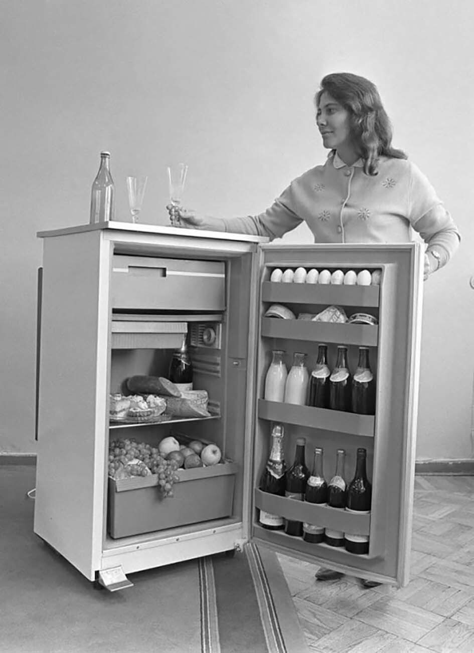 Рекламное фотография холодильника Кишиневского завода, 1970 год