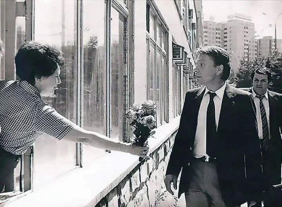 Одна из поклонниц творчества актера через окно дарит Андрею Миронову букет цветов. Кишинев. Август 1983 год