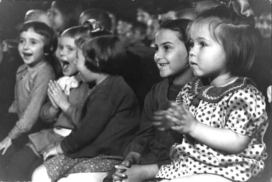 Зрители кукольного театра. 1939 год. Фото: Марк Марков-Гринберг