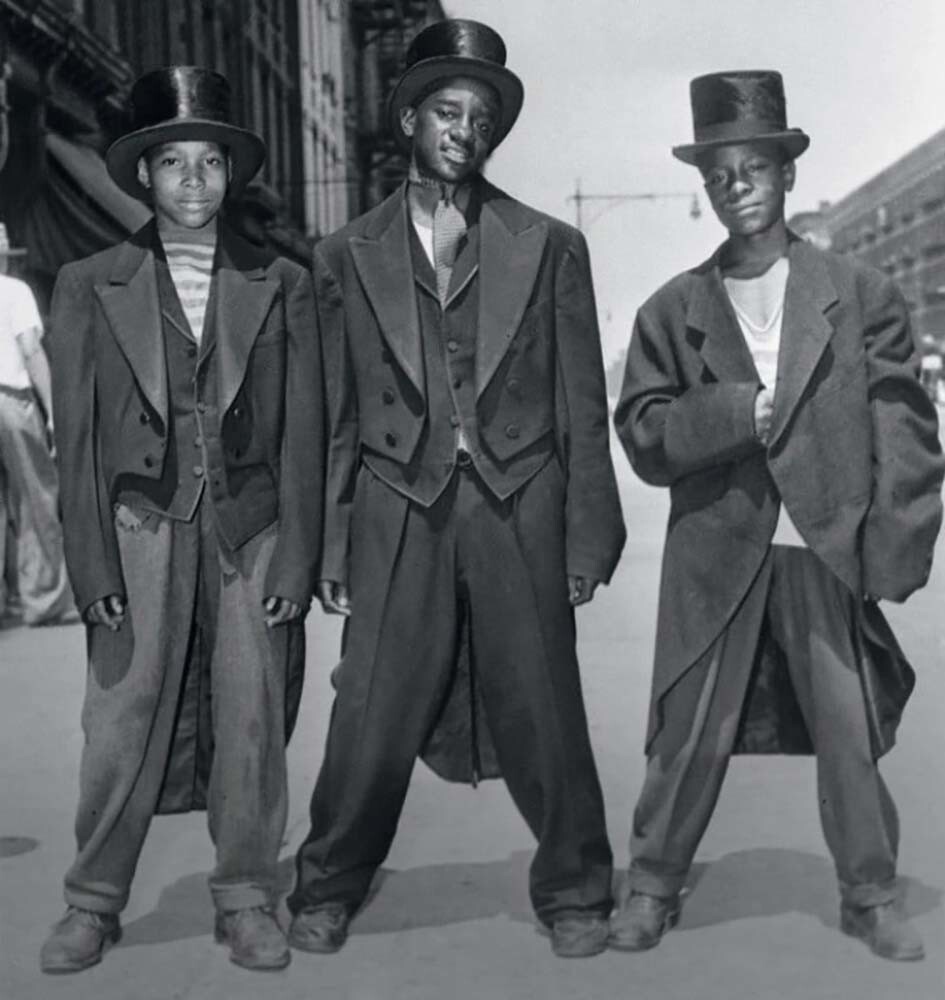 Подростки хвастаются зут-смокингами, украденными из магазина во время бунтов в Гарлеме, Нью-Йорк, США. 1943 год
