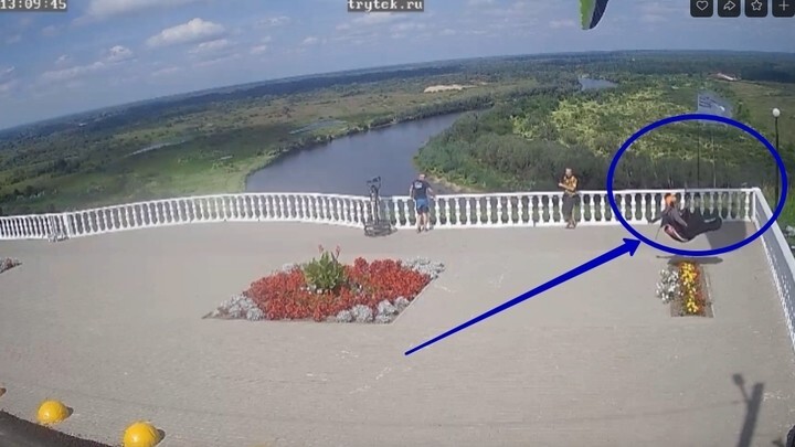 Во Владимирской области парапланерист неудачно приземлился и снес ограждение на смотровой площадке