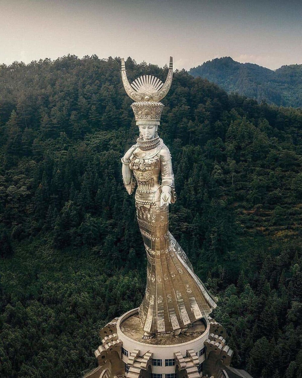 11. Статуя высотой 88 метров изображает богиню Ян-Аша, провинция Гуйчжоу