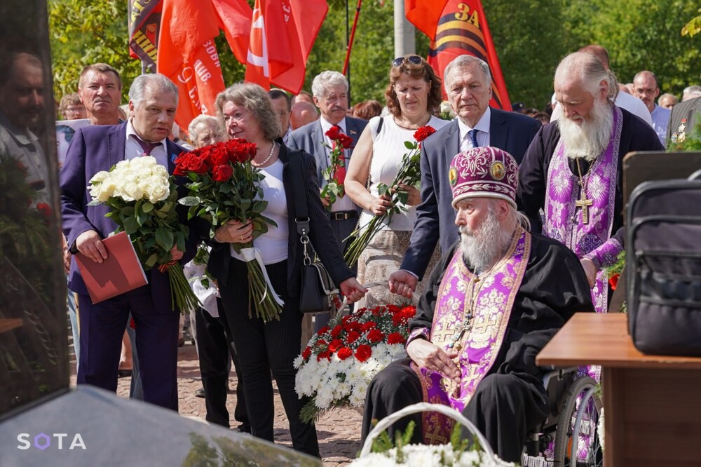 РПЦ проверит священника, который освятил памятник Сталину