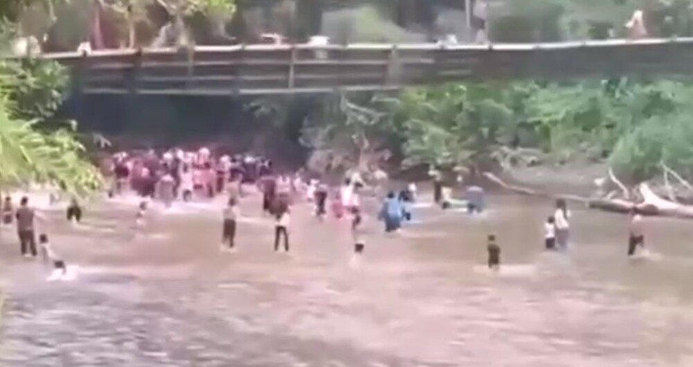 Подвесной мост обрушился во время соревнований по ловле уток в Индонезии