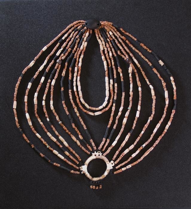 Учёные воссоздали 9000-летнее ожерелье, найденное в могиле ребёнка