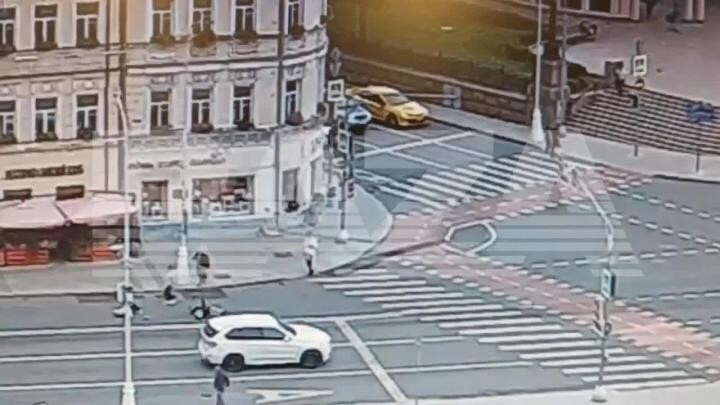 Курьер на электровелосипеде снёс пенсионерку на пешеходном переходе в центре Москвы