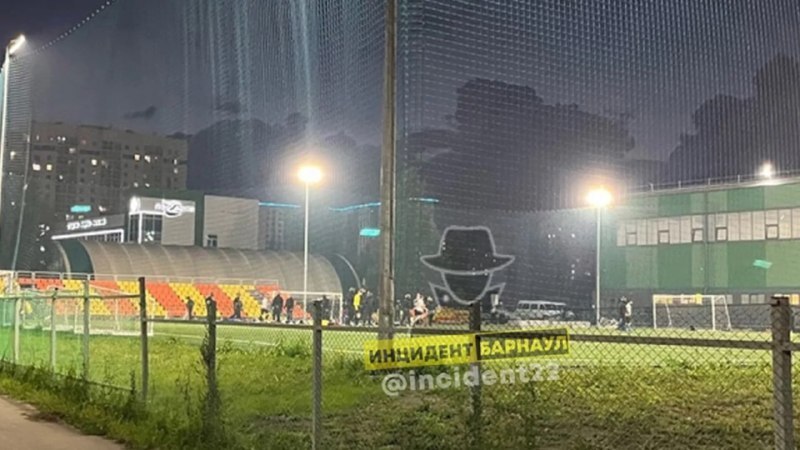 Омоновцы задержали футболистов на территории барнаульского спорткомплекса