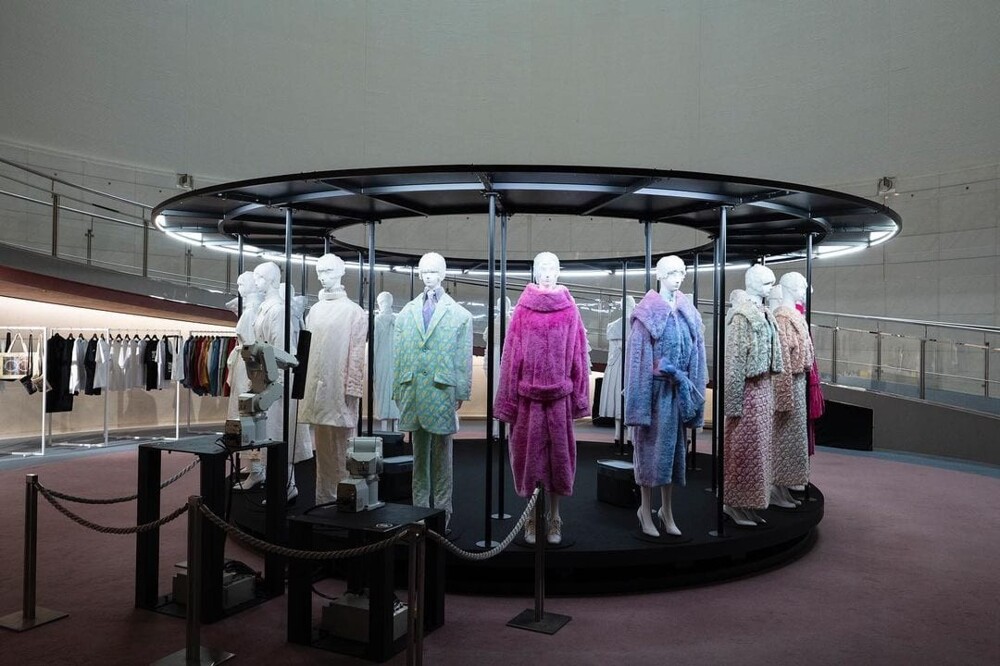 Модная наука: японский бренд создал одежду, цвет и узор которой проявляется только под действием ультрафиолета