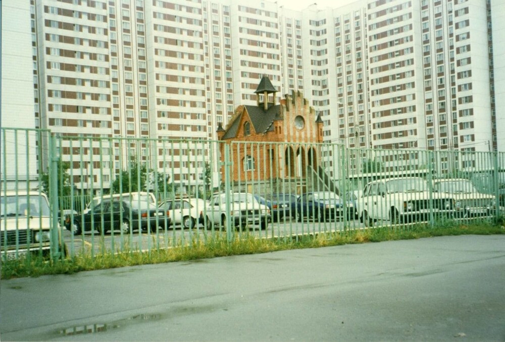 Пост охраны автостоянки гаражного кооператива, Москва, 1996 год